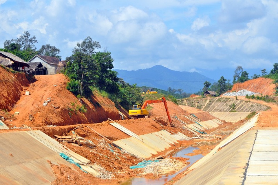 Trận mưa lớn “tố” công trình hàng chục tỷ đồng kém chất lượng - 8 Hiện nhà thầu, Công ty cổ phần Xây dựng Đại An, đang khẩn trương cho khắc phục đoạn kênh bị sạt lở nghiêm trọng nói trên