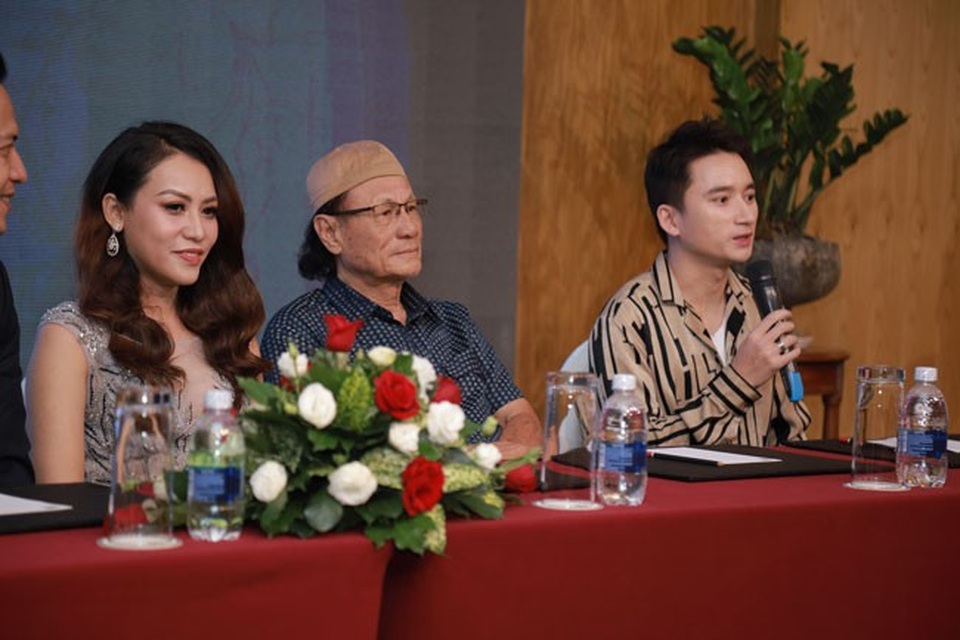 Ca sĩ “Vợ người ta” chấm thi Hoa hậu Sắc đẹp Toàn cầu - 1 Ca sĩ Phan Mạnh Quỳnh (ngoài cùng bên phải) lần đầu ngồi ghế giám khảo cuộc thi sắc đẹp.