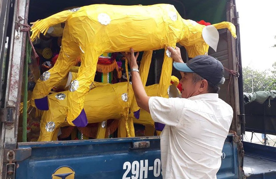 Bà chủ spa vung tiền tổ chức đám cưới cho "người tình tiền kiếp" - 1 Về làng Phúc Am (xã Duyên Thái, Thường Tín, Hà Nội) vào những ngày này,du khách sẽ thấy không khí tấp nập ngay từ cổng làng.