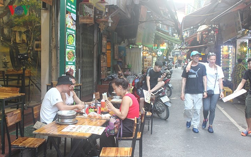 Những dịch vụ “hái ra tiền” dành cho “Tây ba lô” ở phố cổ Hà Nội - 1
Nhiều dịch vụ dành cho Tây ba lô ở phố cổ Hà Nội đang ăn nên làm ra.