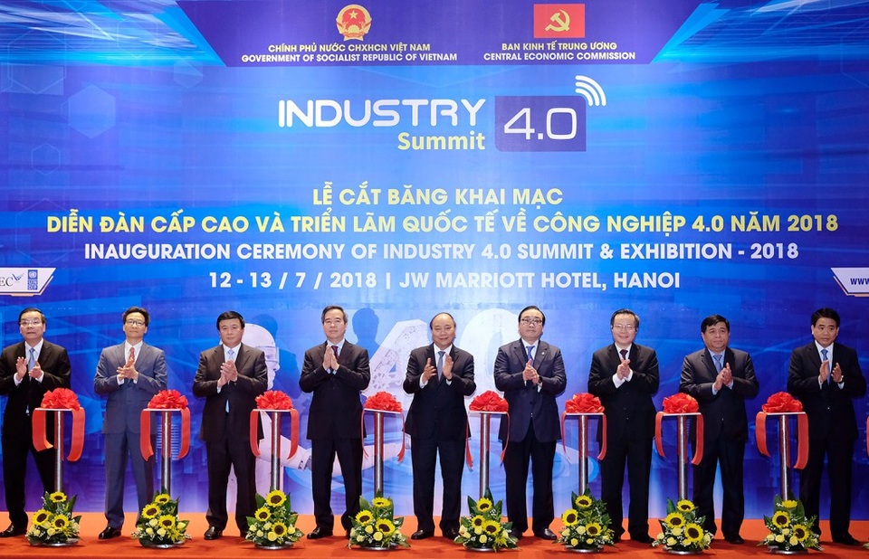 
Thủ tướng Nguyễn Xuân Phúc và các đại biểu cắt băng khai mạc Diễn đàn cấp cao và Triển lãm quốc tế về công nghiệp 4.0 năm 2018. Ảnh: VGP/Quang Hiếu
