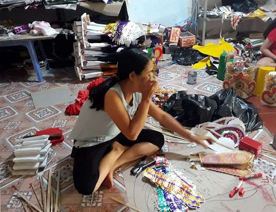 Bà chủ spa vung tiền tổ chức đám cưới cho "người tình tiền kiếp" - 2 Vào mùa lễ hội, người nhiều xưởng phải thuê thêm nhân công để kịp tiến độ giao cho khách.