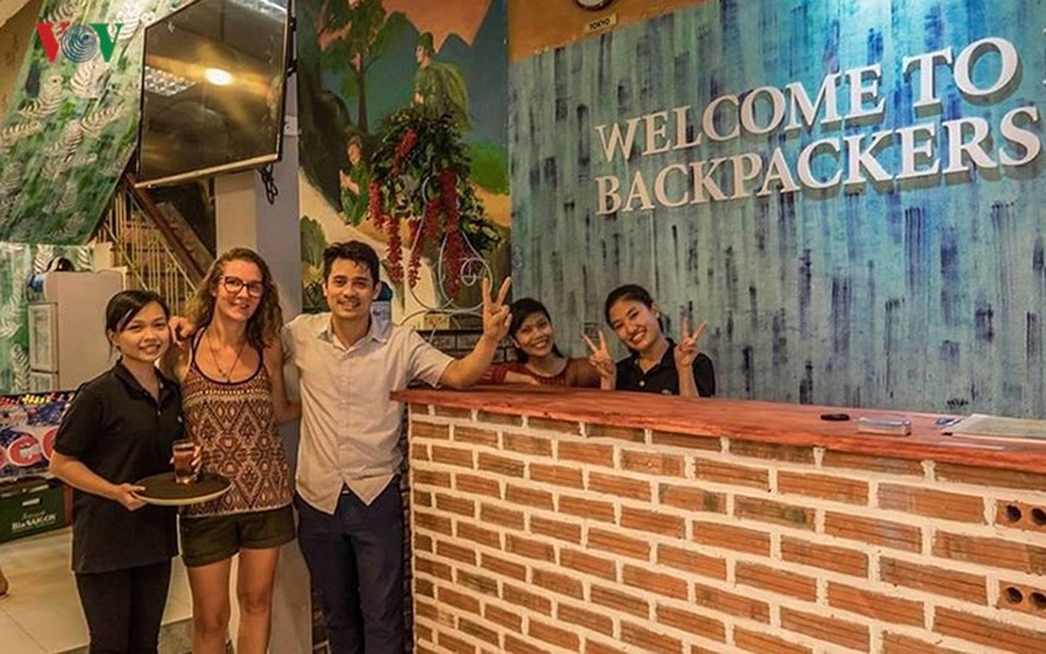 Những dịch vụ “hái ra tiền” dành cho “Tây ba lô” ở phố cổ Hà Nội - 2 Dịch vụ đầu tiên phải kể đến đó là lưu trú.