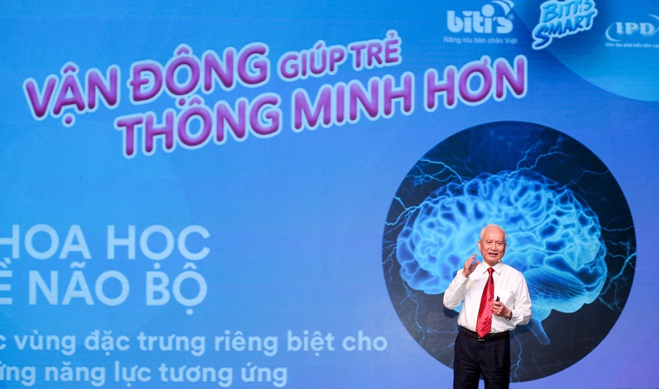 PGS - TS Nguyễn Võ Kỳ Anh: “Vận động nhiều hơn giúp trẻ thông minh hơn!” - 1 Câu chuyện PGS – TS Kỳ Anh chia sẻ đặc biệt có ý nghĩa với mức độ vận động của trẻ em, bởi 0-13 tuổi chính là giai đoạn vàng não bộ phát triển và hoàn thiện tới 80%