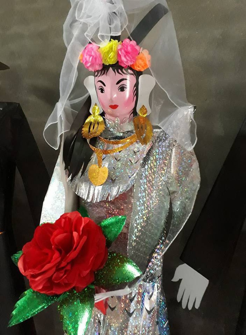 Bà chủ spa vung tiền tổ chức đám cưới cho "người tình tiền kiếp" - 4 Cô dâu được trang trí tỉ mỉ, cầu kỳ.