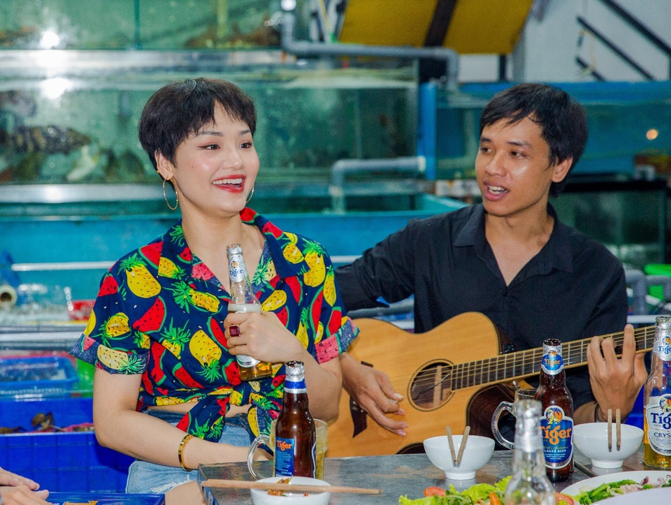 Miu Lê gây bão mạng khi "lộ" clip hát ở quán lề đường - 5 Miu Lê gây bão mạng khi "lộ" clip hát ở quán lề đường - 5