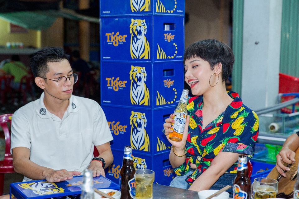 Miu Lê gây bão mạng khi "lộ" clip hát ở quán lề đường - 8 Miu Lê gây bão mạng khi "lộ" clip hát ở quán lề đường - 8