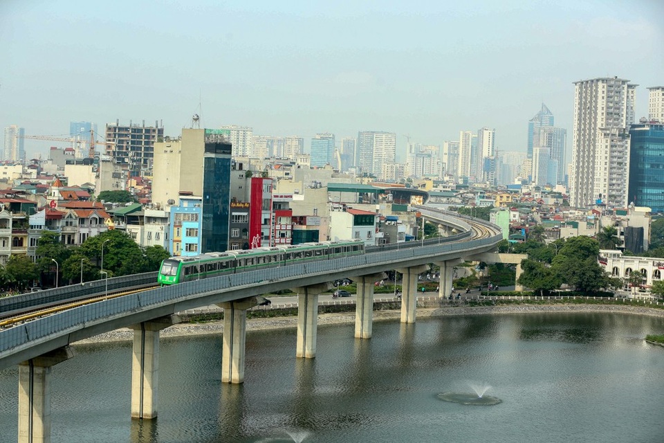 Hình ảnh tàu Cát Linh - Hà Đông trên đường chạy thử - 6
Đoàn tàu chạy qua khu vực Hồ Hoàng Cầu (Đống Đa, Hà Nội).