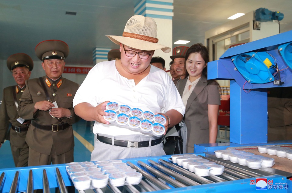 Phong cách thời trang hiếm thấy của ông Kim Jong-un - 8 Trong những tháng gần đây, ông Kim Jong-un đã tiến hành hàng loạt chuyến thị sát tới các nhà máy, cơ sở sản xuất tại Triều Tiên. Đây được cho là một phần trong kế hoạch thúc đẩy nền kinh tế Triều Tiên phát triển của ông Kim Jong-un.