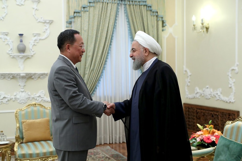 Iran nhắn gửi Triều Tiên: "Mỹ không đáng tin" - 1 Tổng thống Iran Hassan Rouhani (phải) bắt tay Ngoại trưởng Triều Tiên Ri Yong-ho (Ảnh: Tehran Times)