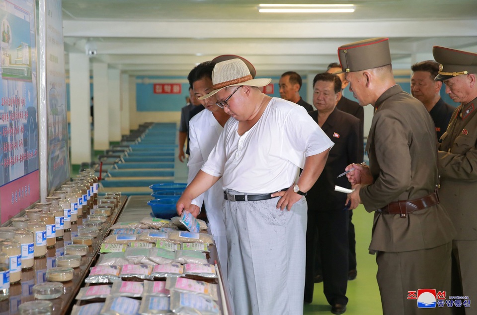 Phong cách thời trang hiếm thấy của ông Kim Jong-un - 5 Truyền thông Hàn Quốc nhận định phong cách mới giúp hình ảnh của nhà lãnh đạo Triều Tiên trở nên thoải mái và gần gũi hơn.