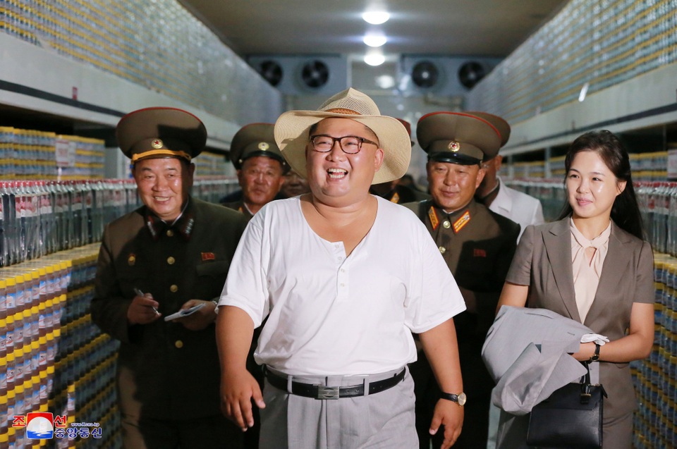 Phong cách thời trang hiếm thấy của ông Kim Jong-un - 7 Bán đảo Triều Tiên đang trải qua đợt nắng nóng từ giữa tháng 7. Truyền thông nhà nước Triều Tiên khuyến cáo người dân cần chăm sóc cây trồng để tránh tác động xấu của thời tiết.
