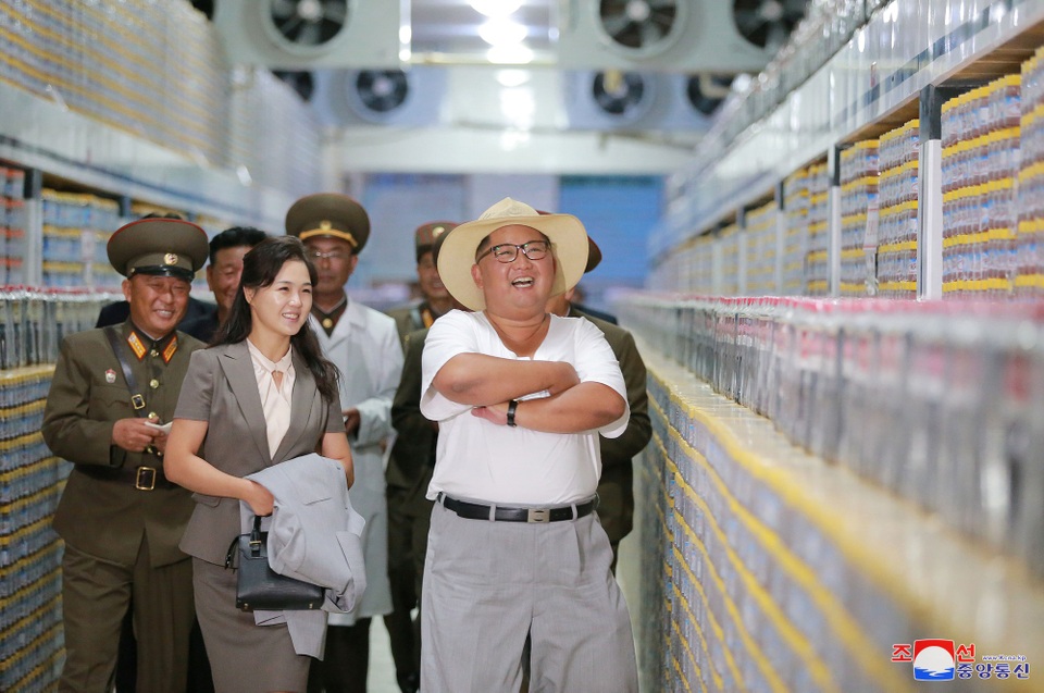 Phong cách thời trang hiếm thấy của ông Kim Jong-un - 6 Đệ nhất phu nhân Triều Tiên Ri Sol cũng tháp tùng ông Kim Jong-un trong chuyến thị sát này. Bà được nhìn thấy cầm trên tay áo khoác ngoài của chồng.