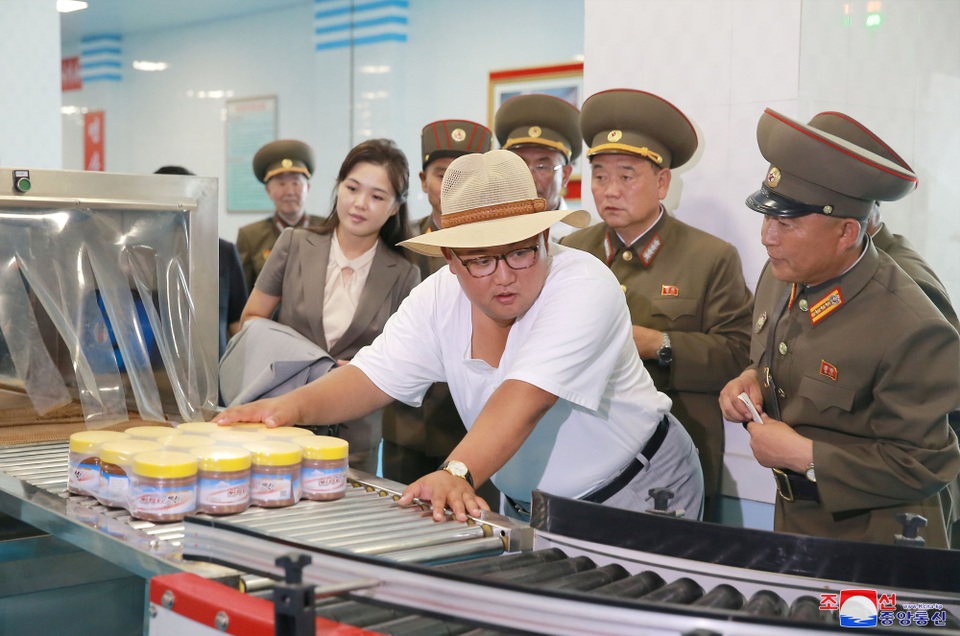 Phong cách thời trang hiếm thấy của ông Kim Jong-un - 2 Những bức ảnh do truyền thông nhà nước Triều Tiên công bố cho thấy ông Kim Jong-un đã chọn bộ trang phục với phong cách hoàn toàn khác so với hình ảnh thông thường trong chuyến thị sát lần này.