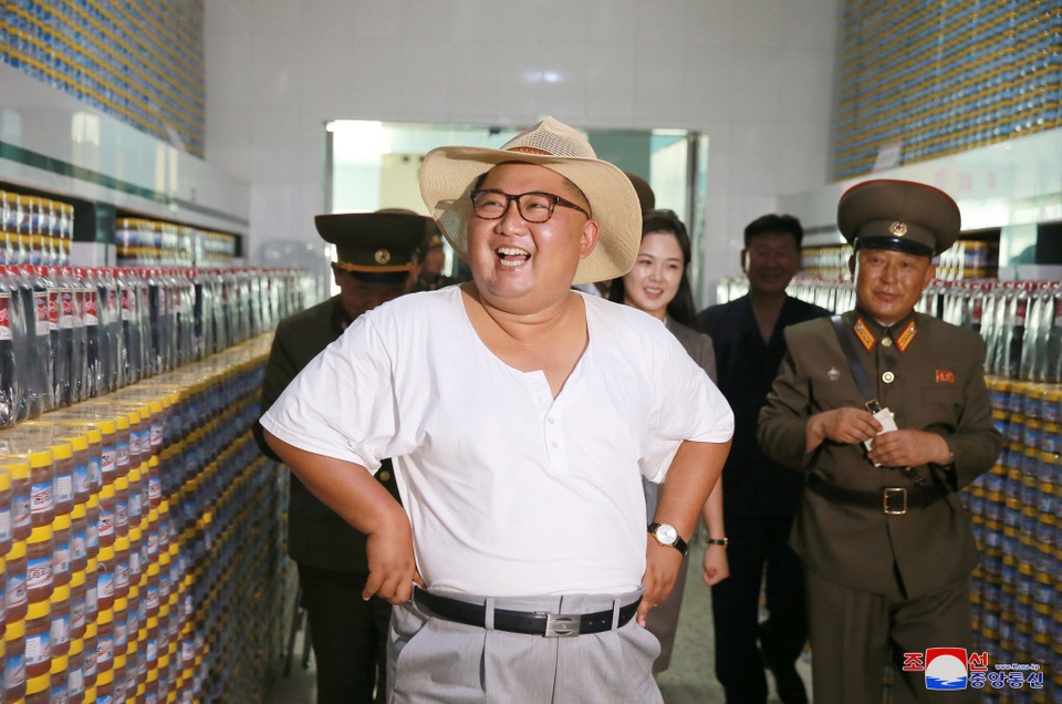 Phong cách thời trang hiếm thấy của ông Kim Jong-un - 3 Nhà lãnh đạo Triều Tiên được nhìn thấy mặc áo thun ngắn tay cổ tròn màu trắng. Ông cũng đội một chiếc mũ rộng vành sáng màu khi tới thăm cơ sở sản xuất cá ngâm.