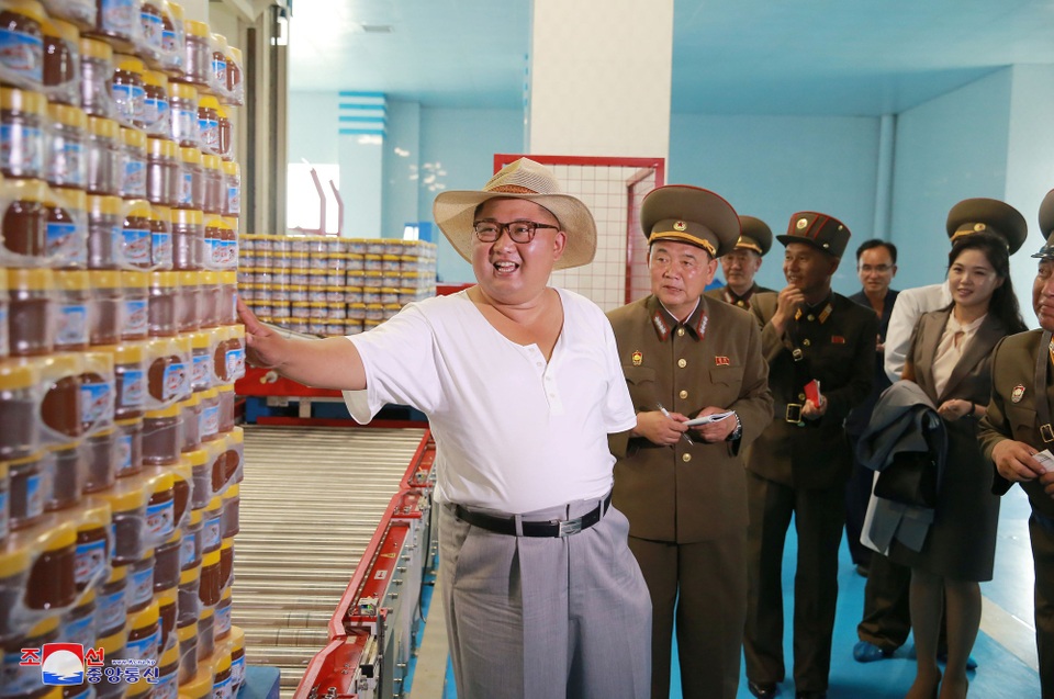 Phong cách thời trang hiếm thấy của ông Kim Jong-un - 4 Trong các chuyến thị sát hoặc khi tham dự các sự kiện trước đây, ông Kim Jong-un thường lựa chọn những bộ trang phục theo phong cách Mao Trạch Đông với thiết kế trang trọng.