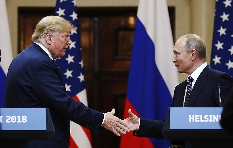 Tổng thống Trump và Tổng thống Putin bắt tay trong cuộc gặp tại Helsinki (Ảnh: AFP)