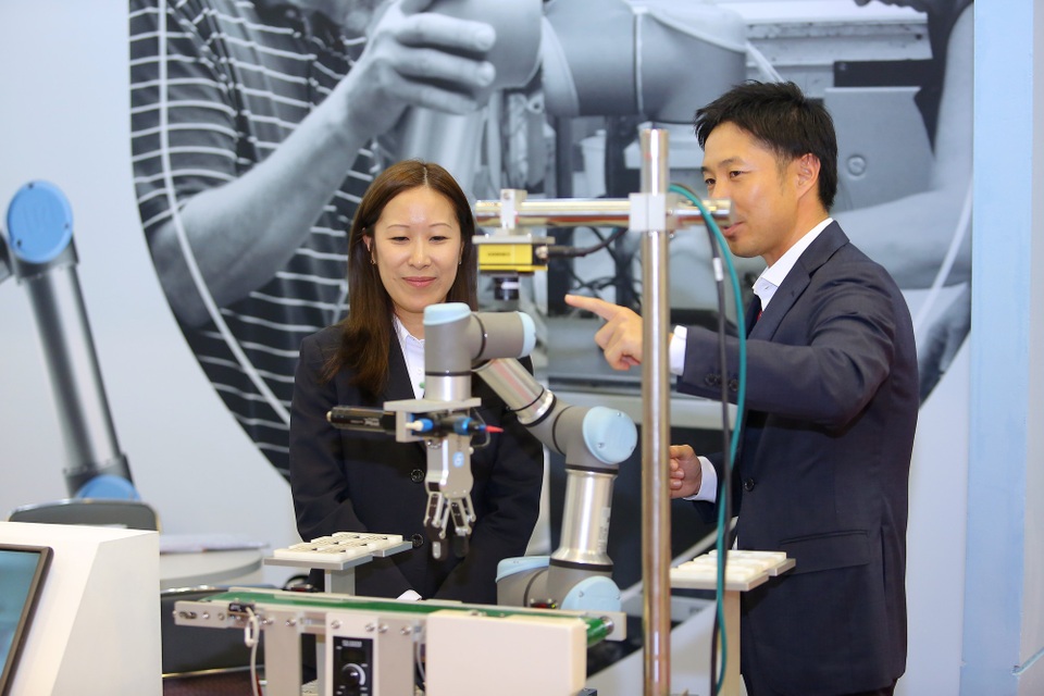 Robot truyền thống sắp bị thay thế bởi một "đối thủ" đặc biệt? - 2 Cận cảnh một cobots của Universal Robot tại triển lãm Vietnam Manufacturing (VME) 2018.