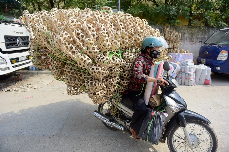 Làng vàng mã hối hả chuẩn bị "tháng cô hồn" - 14
Cũng giống với nhiều làng nghề làm hàng mã khác, gần đến dịp rằm tháng 7 Âm lịch không khí mua bán hàng mã luôn nhộn nhịp.