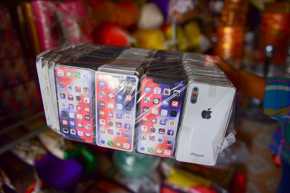 Làng vàng mã hối hả chuẩn bị "tháng cô hồn" - 9
Điện thoại iphone cũng được làm rất tinh xảo gần giống với hàng thật. Giá trị tùy vào kích thước của chiếc điện thoại, dân buôn thường gọi là vàng mã hàng hiệu.