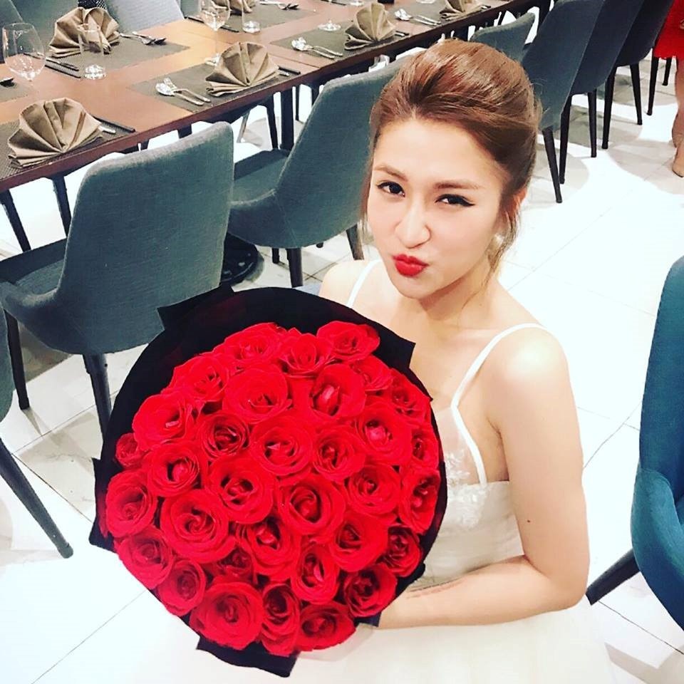 Hot girl Vân Navy khoe nhẫn kim cương 169 triệu sau đám hỏi - 10
Được biết, hot girl và người yêu đã hẹn hò được một năm. Ông xã tương lai của cô là một doanh nhân 29 tuổi, đang sống tại TP.HCM. Anh làm trong ngành thiết kế xây dựng và hỗ trợ công việc kinh doanh của gia đình.