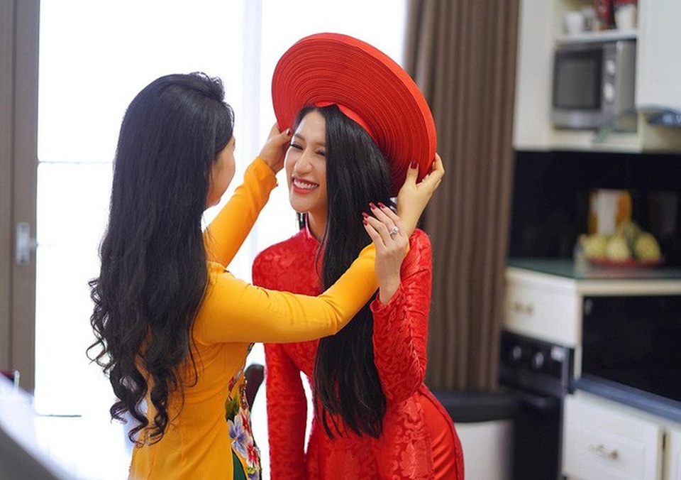 Hot girl Vân Navy khoe nhẫn kim cương 169 triệu sau đám hỏi - 6
Vân Navy xinh đẹp lộng lẫy với áo dài đỏ rực.