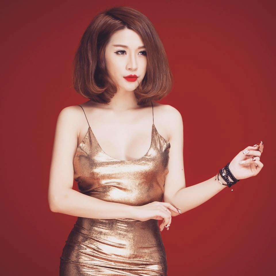 Hot girl Vân Navy khoe nhẫn kim cương 169 triệu sau đám hỏi - 9
Cô từng là người mẫu ảnh, MC, ca sĩ và đặc biệt được giới trẻ yêu mến sau vai diễn Kiều Linh phù thủy trong 5S Online. Hiện tại, tuy không còn tham gia các hoạt động giải trí và chỉ tập trung cho công việc kinh doanh, 9X vẫn được nhiều người quan tâm theo dõi trên mạng xã hội.