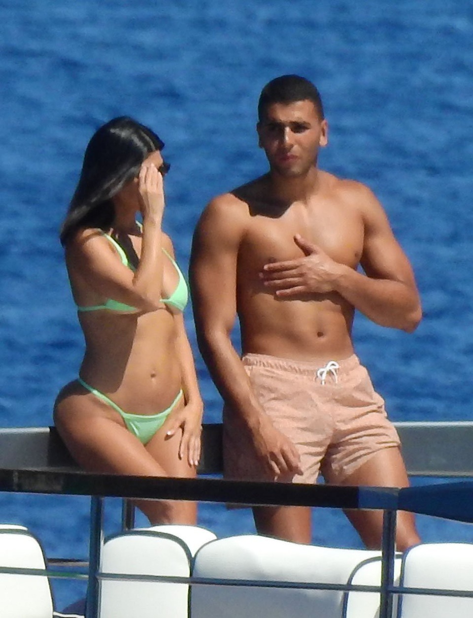 Kourtney Kardashian “đá” bồ trẻ vì bị “cắm sừng” - 4
Younes không thoải mái khi bạn gái mặc gợi cảm và chụp hình rồi đăng tải trên trang cá nhân.