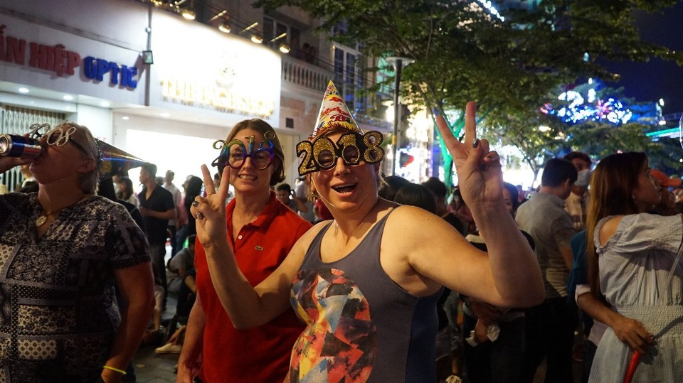 Nhóm khách Nga chuẩn bị khá kỹ với cặp kính không đụng hàng