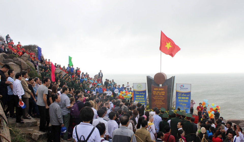 Hàng ngàn người tham gia lễ chào cờ đầu năm tại điểm cực Đông trên đất liền - 5 Hàng ngàn người tham gia lễ chào cờ đầu năm tại điểm cực Đông trên đất liền - 5