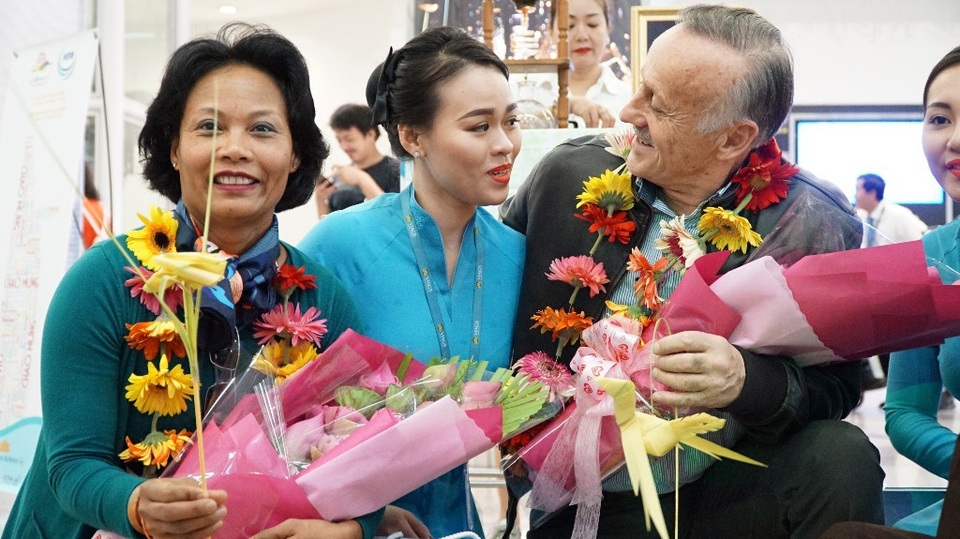 Ông Parent Francois ấn tượng với những tà áo dài Việt Nam