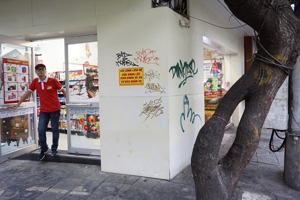 Phố cổ Hà Nội bị bôi bẩn khắp nơi bởi hình vẽ graffiti - 7
Nhiều cửa hàng mới sửa sang đã bị vẽ bẩn sau ít ngày.