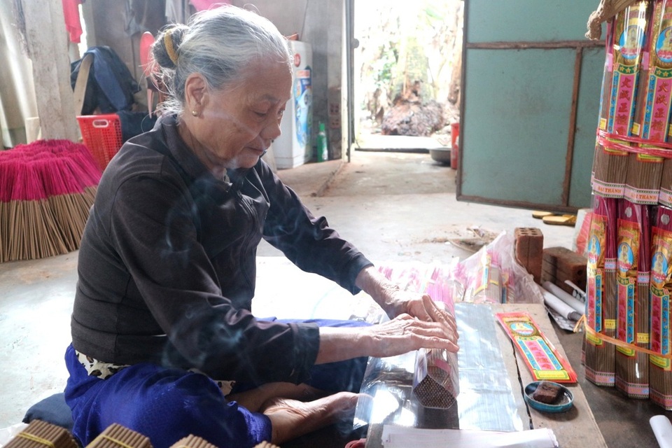 Hương được đóng gói tỉ mỉ, cho vào thùng xốp để giữ mùi