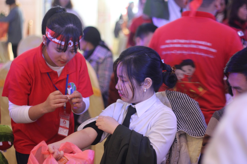 Hàng ngàn bạn trẻ tham gia ngày Chủ nhật đỏ - 2 Đây là lần thứ 10 chương trình Chủ nhật đỏ được tổ chức tại Nghệ An và là một trong những chuỗi hoạt động hưởng ứng chiến dịch vận động hiến máu tình nguyện trong dịp “Tết Nguyên Đán – Lễ hội Xuân hồng” năm 2018.