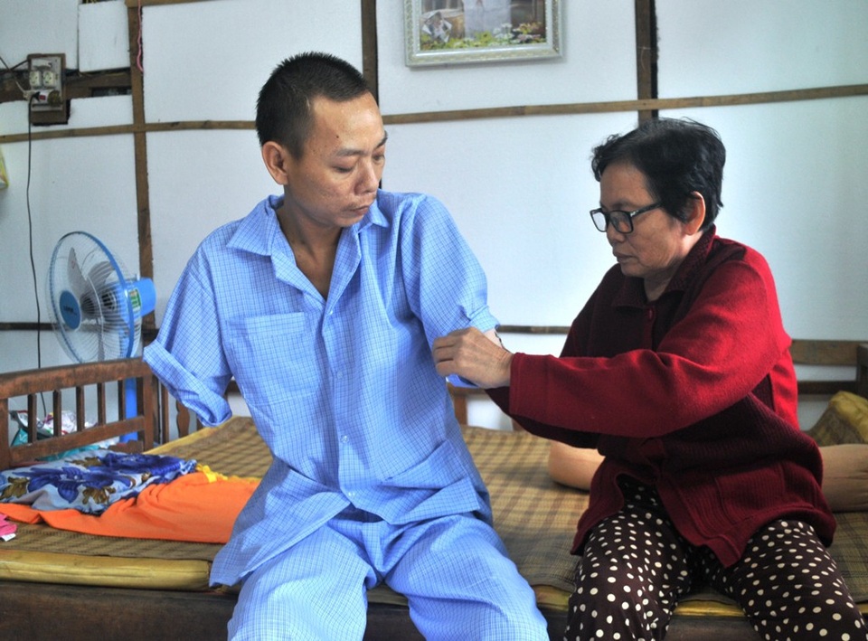 Tình cảnh khốn khó của người đàn ông mất cả 2 tay vì điện giật - 7 Bà Châu Thị Thủy - mẹ ruột anh Vĩnh, cho biết, gia đình bà và các con cũng nghèo nên khi anh Vĩnh bị tan nạn chẳng ai giúp được nhiều cho anh...