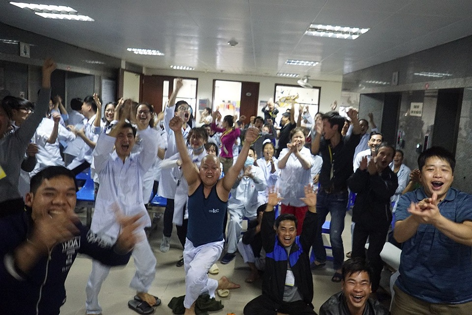 Quên đau đớn, bệnh nhân cùng bác sĩ hết mình cổ vũ U23 Việt Nam - 11 Giây phút vỡ òa của tất cả những người có mặt khi Quang Hải gỡ hòa 1 - 1 cho U23 Việt Nam phút 70 của trận đấu.
