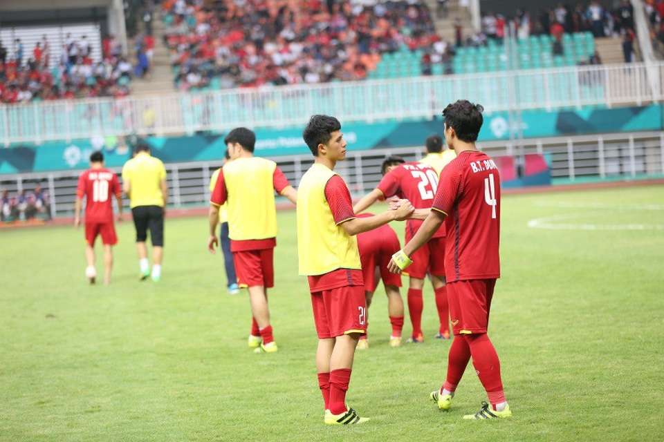 Cầu thủ Olympic Việt Nam buồn bã sau thất bại, cảm ơn người hâm mộ - 7
Đình Trọng và Bùi Tiến Dũng