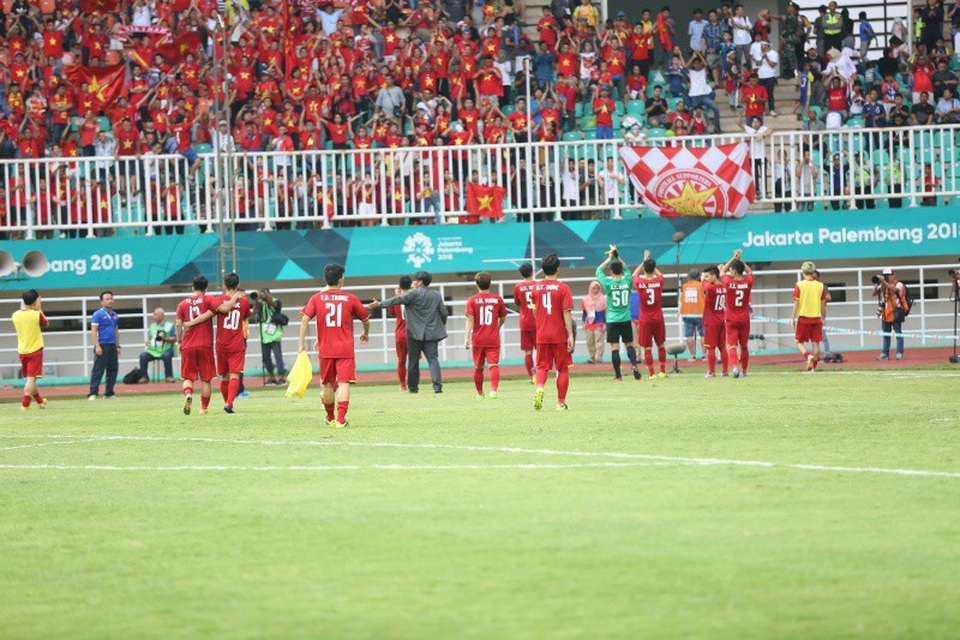 Khoảnh khắc Quang Hải, Minh Vương đá hỏng penalty khiến Việt Nam hụt HCĐ Asiad - 14
Các cầu thủ Olympic Việt Nam cảm ơn cổ động viên nhà trên sân