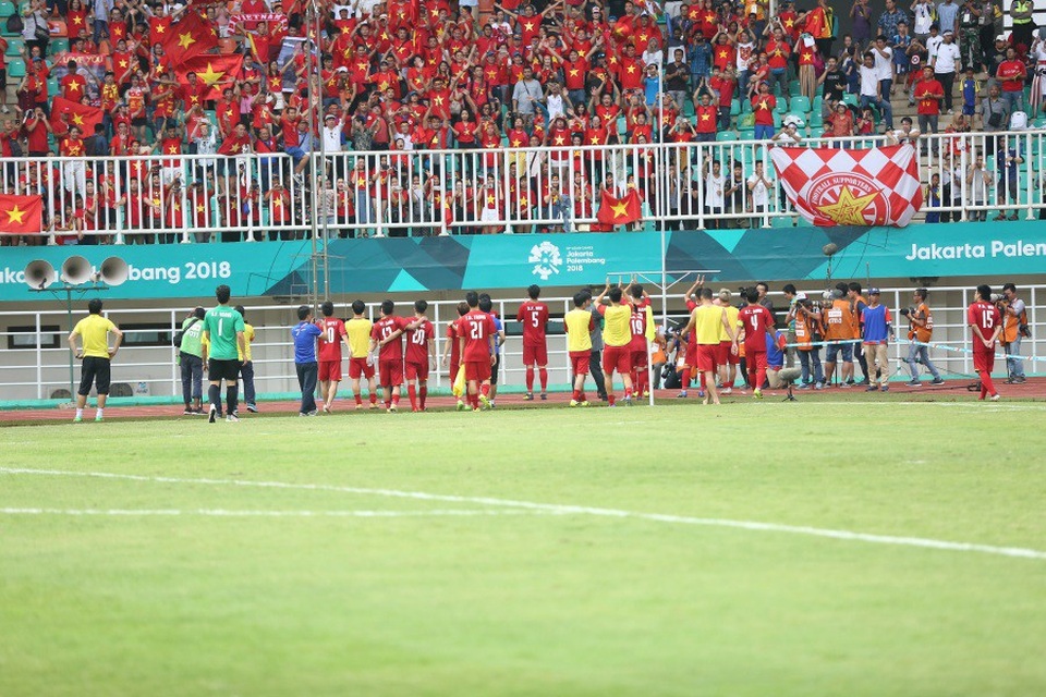 Cầu thủ Olympic Việt Nam buồn bã sau thất bại, cảm ơn người hâm mộ - 6
Cầu thủ Olympic Việt Nam cảm ơn người hâm mộ trên sân