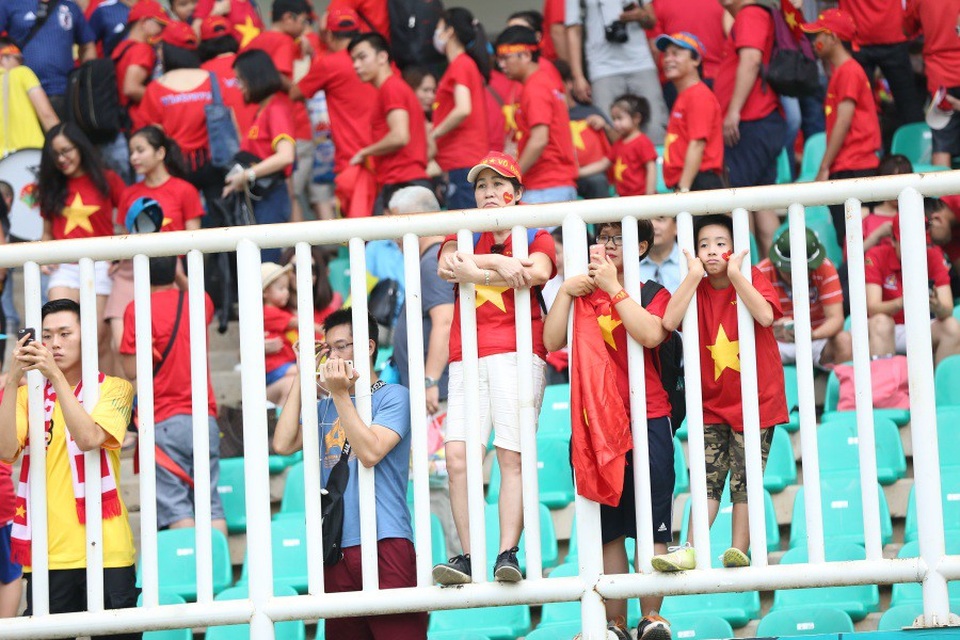 Cầu thủ Olympic Việt Nam buồn bã sau thất bại, cảm ơn người hâm mộ - 5
Nỗi buồn của cổ động viên Việt Nam trên sân Pakansari