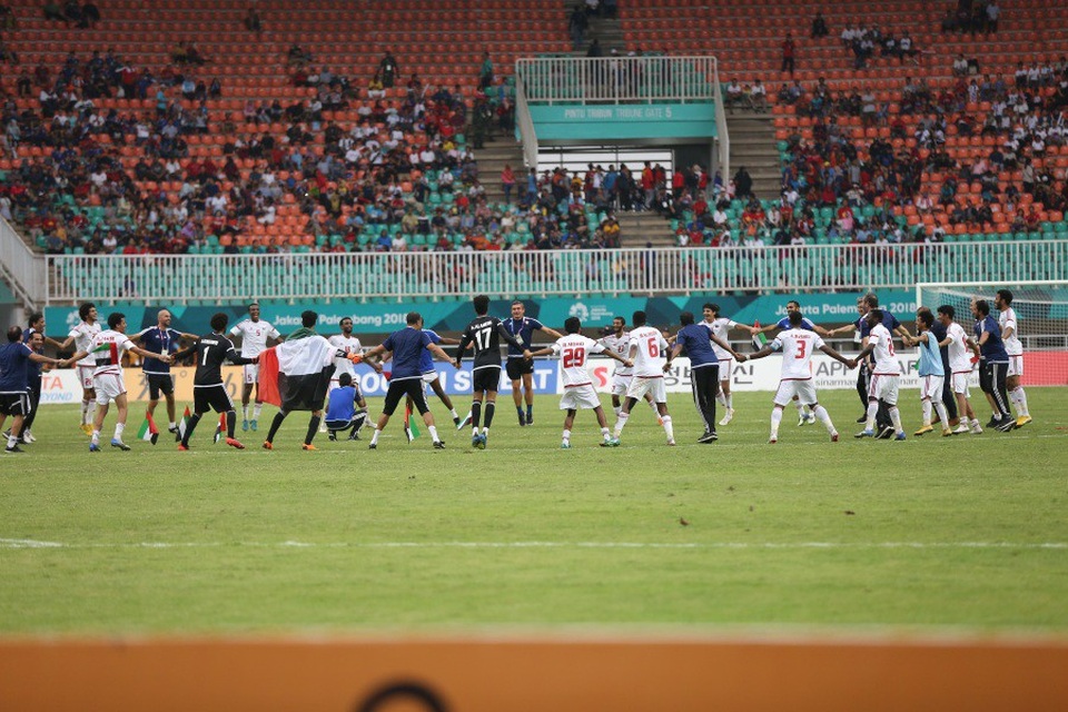 Cầu thủ Olympic Việt Nam buồn bã sau thất bại, cảm ơn người hâm mộ - 4
UAE lần thứ hai liên tiếp giành hạng ba ở môn bóng đá nam Asiad 2018