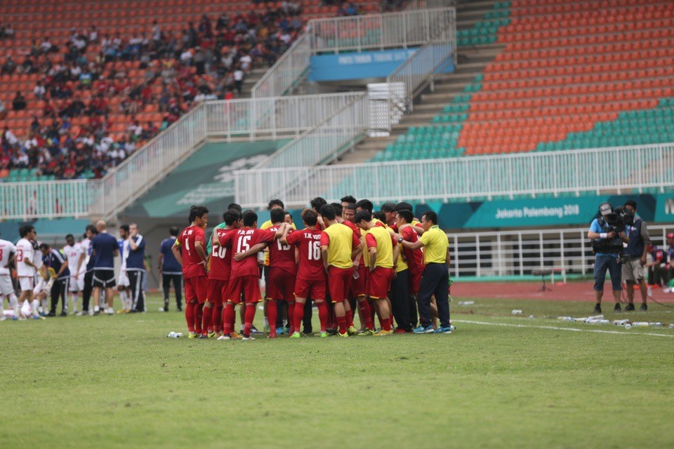 Khoảnh khắc Quang Hải, Minh Vương đá hỏng penalty khiến Việt Nam hụt HCĐ Asiad - 1
Cầu thủ Olympic Việt Nam quyết tâm trước loạt đá luân lưu
