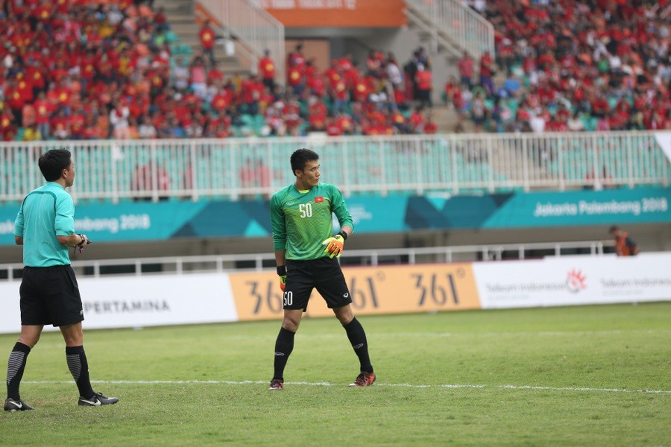 Khoảnh khắc Quang Hải, Minh Vương đá hỏng penalty khiến Việt Nam hụt HCĐ Asiad - 3
Tuy nhiên, Bùi Tiến Dũng không cản phá được quả nào trước trong loạt luân lưu