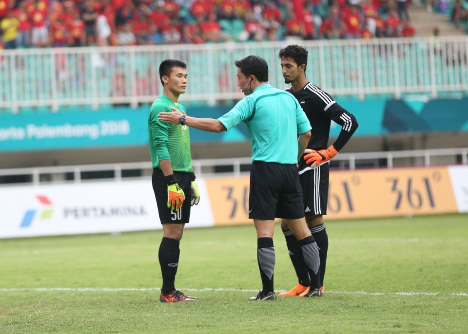 Khoảnh khắc Quang Hải, Minh Vương đá hỏng penalty khiến Việt Nam hụt HCĐ Asiad - 2
Thủ môn Bùi Tiến Dũng tỏ ra tự tin trước loạt đá 11m