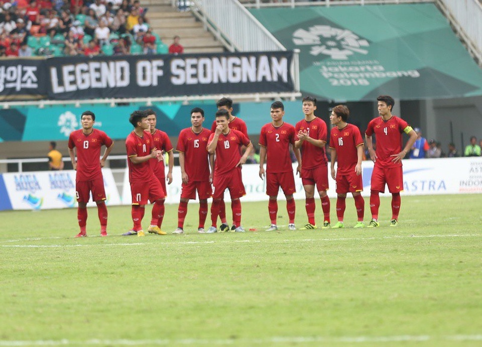 Khoảnh khắc Quang Hải, Minh Vương đá hỏng penalty khiến Việt Nam hụt HCĐ Asiad - 10
Nỗi buồn của Quang Hải và các đồng đội