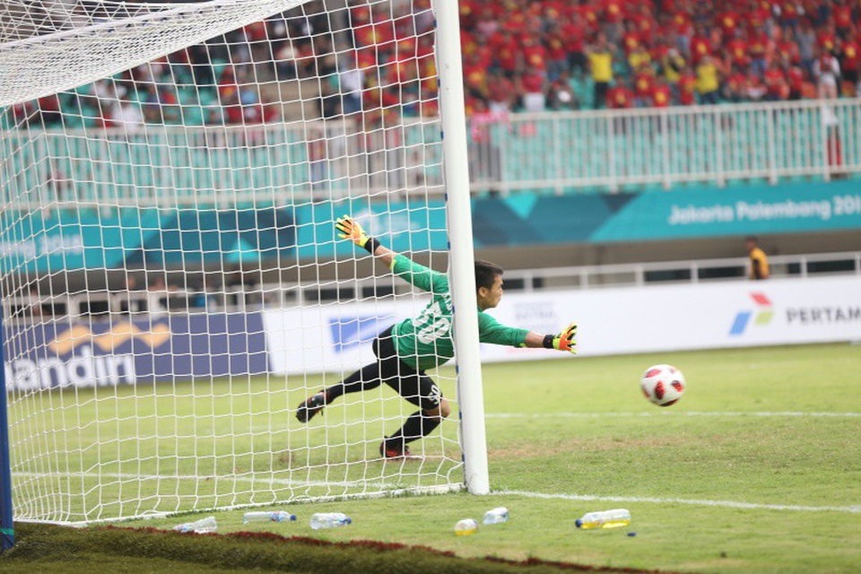 Khoảnh khắc Quang Hải, Minh Vương đá hỏng penalty khiến Việt Nam hụt HCĐ Asiad - 12
Thủ môn Bùi Tiến Dũng nhiều lần đoán đúng hướng nhưng không thể cản phá