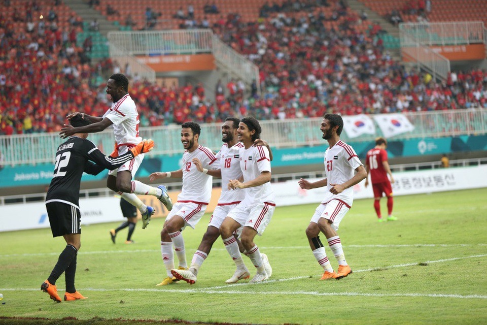 Cầu thủ Olympic Việt Nam buồn bã sau thất bại, cảm ơn người hâm mộ - 3
Niềm vui với tấm HCĐ của Olympic UAE