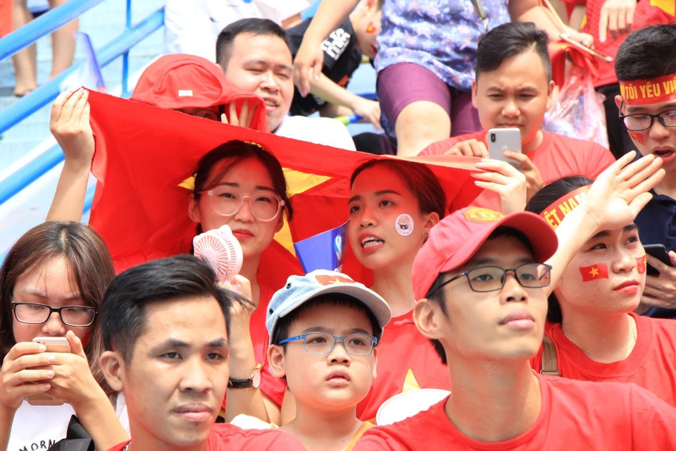 Nhiều cổ động viên nữ cũng đến SVĐ Hàng Đẫy để cổ vũ cho đội tuyển nhà.