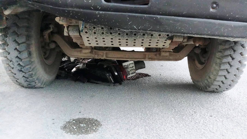 Tránh khói đen của chiếc xe tải, người đàn ông bị ngã trước đầu xe, chết thảm - 2 Thi thể nạn nhân và phương tiện kẹt cứng dưới gầm xe.