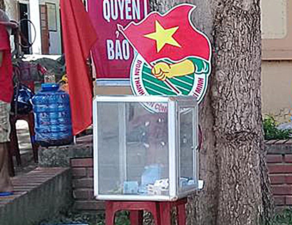 Đoàn viên đội nắng rửa xe gây quỹ giúp học sinh nghèo tới trường - 3 Nhiều người dân sẵn sàng đóng góp vào hòm gây quỹ của các đoàn viên.